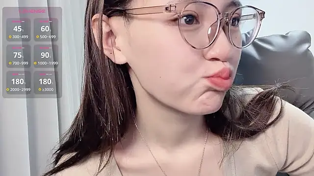 Snapshot of H-2005 chatting on March 13, 10:37 pm H-2005 online show from March 13, 10:37 pm