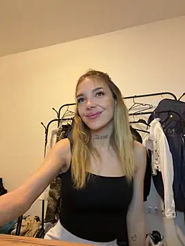 Snapshot of lunababy77 chatting on November 17, 4:00 pm lunababy77 online show from November 17, 4:00 pm