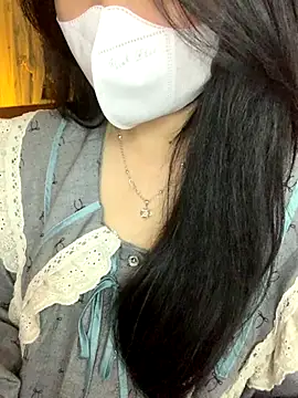 Hanni 22 online show from November 29, 3:45 pm