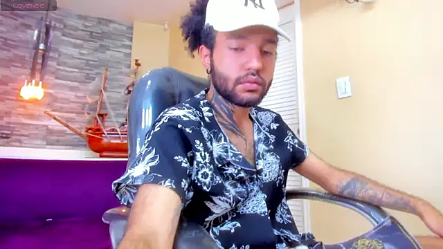 Snapshot of Hottie_Bear chatting on November 17, 5:11 am Hottie Bear online show from November 17, 5:11 am