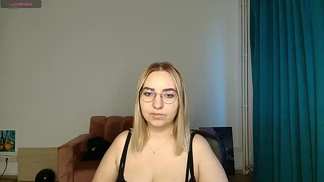 Snapshot of HillaryWong chatting on November 17, 6:50 am HillaryWong online show from November 17, 6:50 am