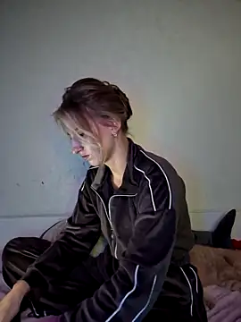 carolinakis  online show from December 1, 9:59 pm