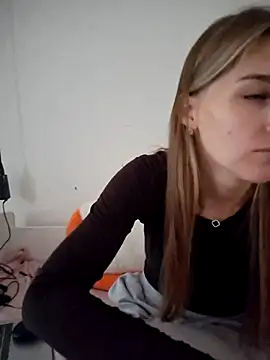 Snapshot of carolinakis_ chatting on February 15, 11:20 am carolinakis online show from February 15, 11:20 am