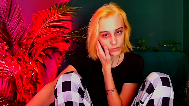 Snapshot of MiilaGlow chatting on December 19, 2:08 pm MiilaGlow online show from December 19, 2:08 pm