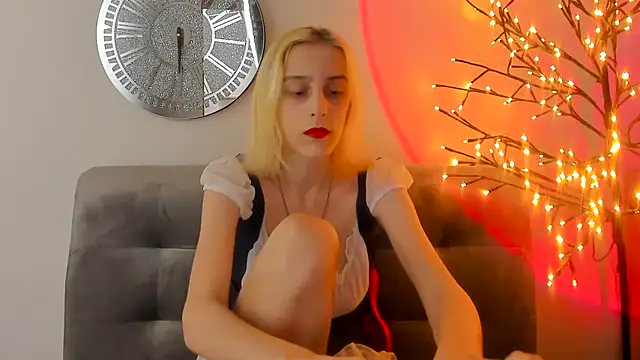 Snapshot of MiilaGlow chatting on February 14, 12:27 pm MiilaGlow online show from February 14, 12:27 pm