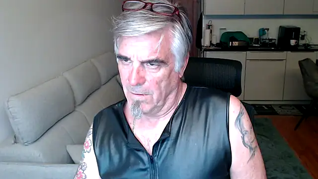 Buidapest online show from May 10, 8:54 pm