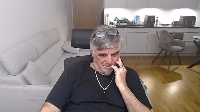 Buidapest online show from April 8, 11:28 pm