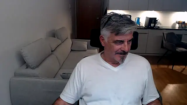 Buidapest online show from February 28, 10:53 pm