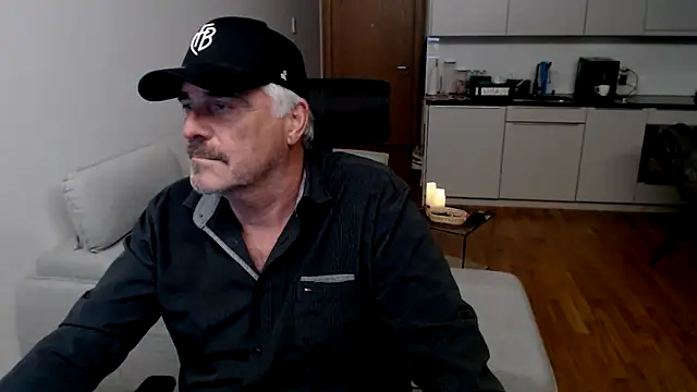 Buidapest online show from November 18, 9:18 pm