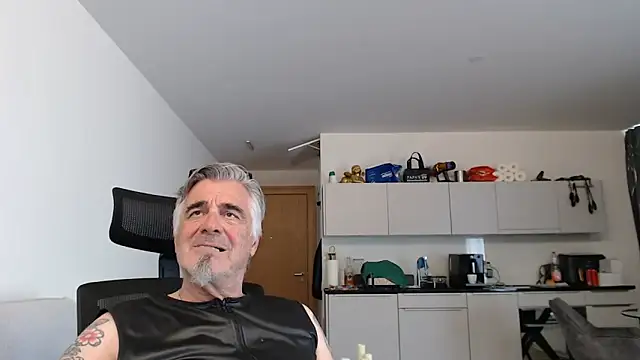 Buidapest online show from May 3, 2:42 pm