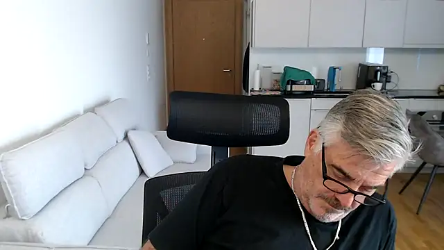 Buidapest online show from November 20, 11:00 am