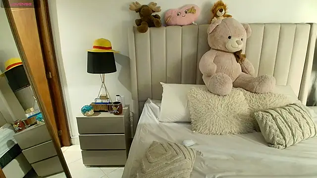 Emyii  online show from April 8, 2:13 am