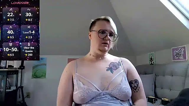 Snapshot of queerlyjaz chatting on April 24, 3:36 pm queerlyjaz online show from April 24, 3:36 pm
