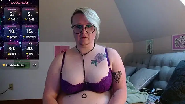 Snapshot of queerlyjaz chatting on May 29, 1:39 pm queerlyjaz online show from May 29, 1:39 pm