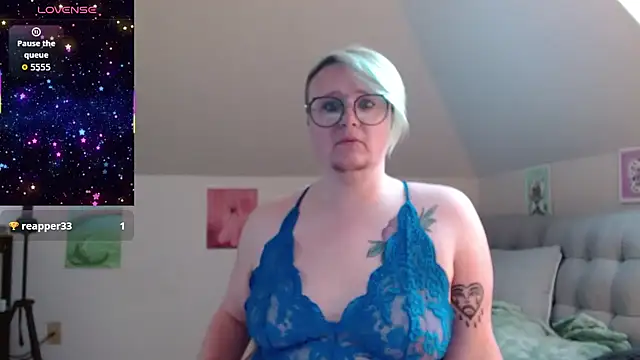 Snapshot of queerlyjaz chatting on May 8, 1:59 pm queerlyjaz online show from May 8, 1:59 pm