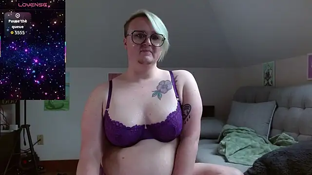 Snapshot of queerlyjaz chatting on May 9, 5:05 pm queerlyjaz online show from May 9, 5:05 pm