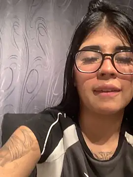 Snapshot of Dannii- chatting on February 1, 10:41 pm Dannii- online show from February 1, 10:41 pm