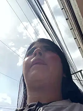 Snapshot of Dannii- chatting on February 5, 6:37 pm Dannii- online show from February 5, 6:37 pm