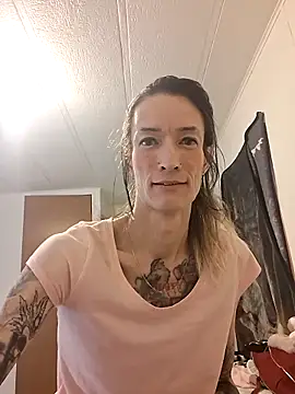 Snapshot of MaitressePomme3 chatting on January 6, 11:58 am MaitressePomme3 online show from January 6, 11:58 am