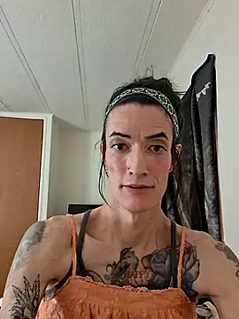 Snapshot of MaitressePomme3 chatting on November 23, 2:32 am MaitressePomme3 online show from November 23, 2:32 am