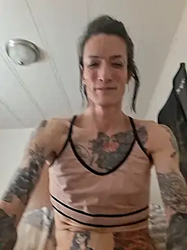 Snapshot of MaitressePomme3 chatting on December 22, 1:17 am MaitressePomme3 online show from December 22, 1:17 am