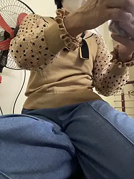 Snapshot of TiffihoaLa chatting on November 17, 6:17 am TiffihoaLa online show from November 17, 6:17 am