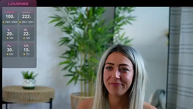 JuliaHyde online show from April 16, 9:39 pm