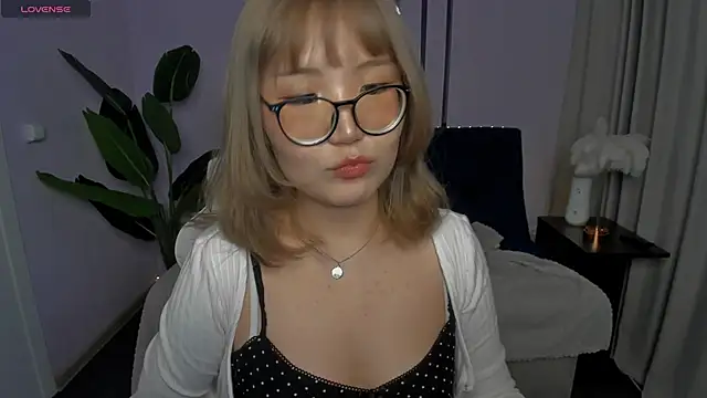 Erica Asti online show from November 18, 2:27 am