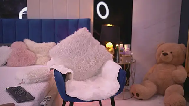 Snapshot of XenaBloom chatting on November 28, 4:12 am XenaBloom online show from November 28, 4:12 am