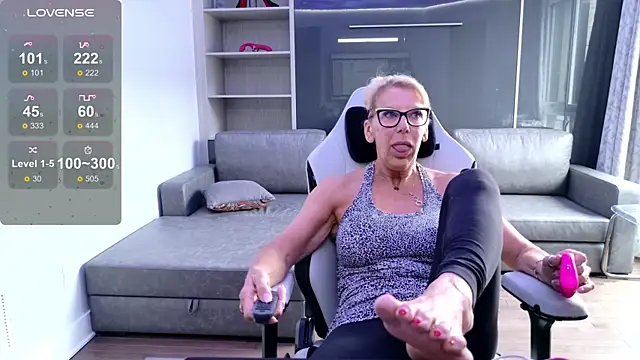 Snapshot of FitCougar chatting on March 11, 3:56 pm FitCougar online show from March 11, 3:56 pm