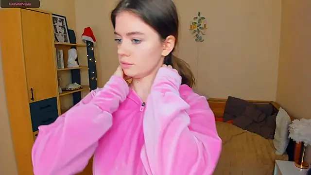 AngelesBenitz online show from March 10, 7:34 am