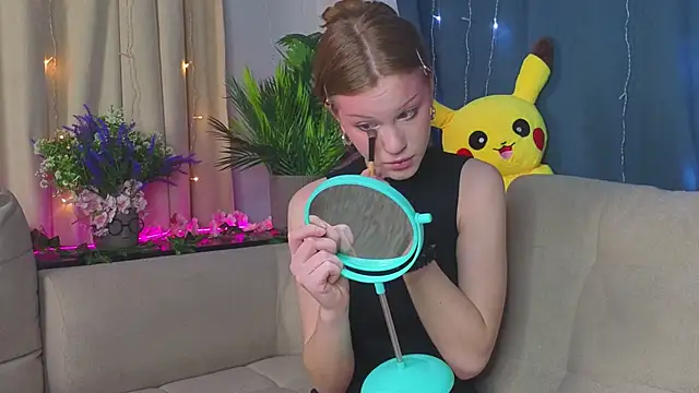 KarieBowery online show from December 4, 7:57 pm