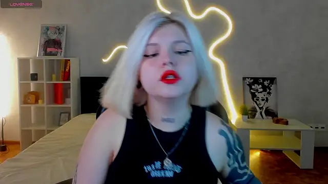 Snapshot of shadow__purrr chatting on November 18, 1:21 am shadow purrr online show from November 18, 1:21 am