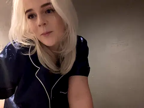 Snapshot of BellaJade_ chatting on November 18, 6:55 pm BellaJade online show from November 18, 6:55 pm