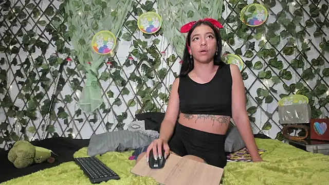 LittlePeach  online show from April 9, 11:05 am