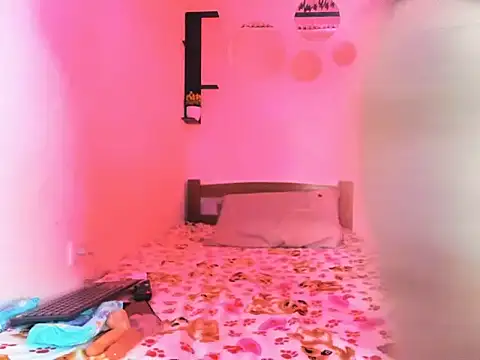 Snapshot of Babyhoney18 chatting on December 16, 6:23 pm Babyhoney18 online show from December 16, 6:23 pm