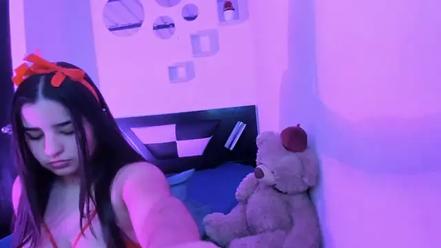 Snapshot of Babyhoney18 chatting on January 6, 7:40 pm Babyhoney18 online show from January 6, 7:40 pm