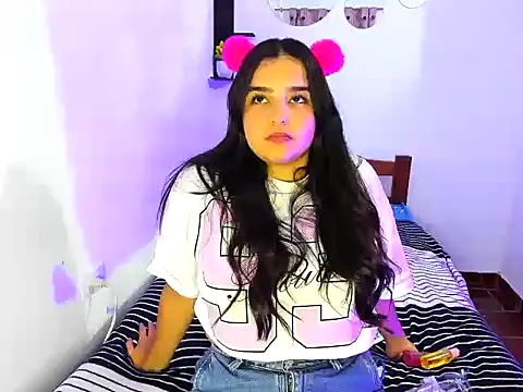 Snapshot of Babyhoney18 chatting on November 18, 12:59 am Babyhoney18 online show from November 18, 12:59 am