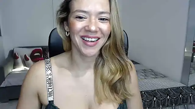 Snapshot of Annie_Cervantez chatting on May 25, 6:12 am Annie Cervantez online show from May 25, 6:12 am
