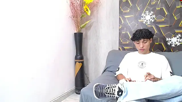 Snapshot of the_nugge chatting on December 20, 8:01 pm the nugge online show from December 20, 8:01 pm