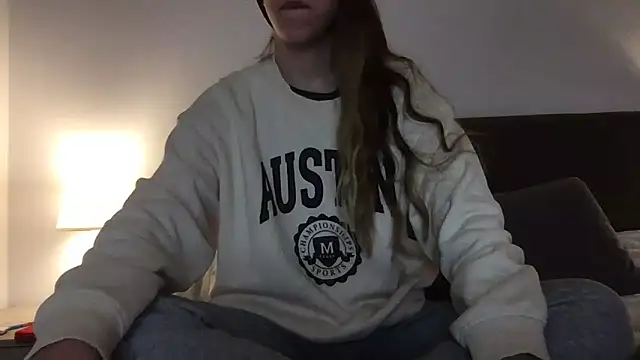 Snapshot of Martimartinaxx chatting on February 10, 5:56 pm Martimartinaxx online show from February 10, 5:56 pm