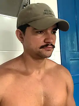 Snapshot of bigodeforte chatting on December 1, 3:35 pm bigodeforte online show from December 1, 3:35 pm