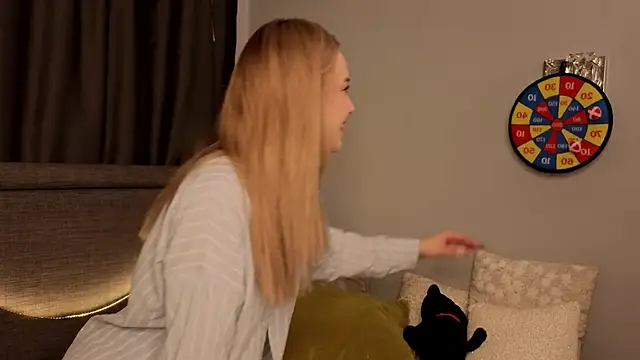 KristleKirst online show from February 7, 10:01 am