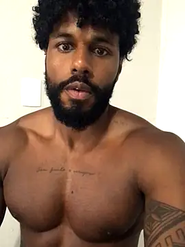 Snapshot of Nicolau_25 chatting on November 17, 8:13 pm Nicolau 25 online show from November 17, 8:13 pm