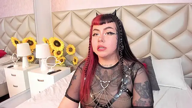 Snapshot of Raven__moon chatting on November 18, 3:43 am Raven moon online show from November 18, 3:43 am