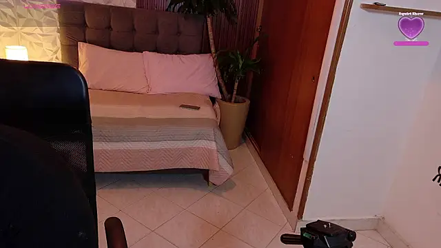 Snapshot of danna_thiago1 chatting on February 13, 1:44 pm danna thiago1 online show from February 13, 1:44 pm