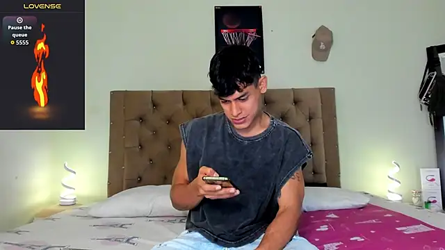 Snapshot of blorelopez chatting on February 17, 12:52 am blorelopez online show from February 17, 12:52 am