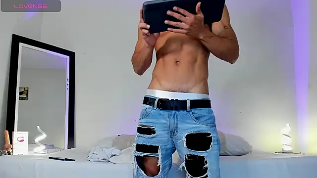 Snapshot of blorelopez chatting on June 17, 8:41 pm blorelopez online show from June 17, 8:41 pm