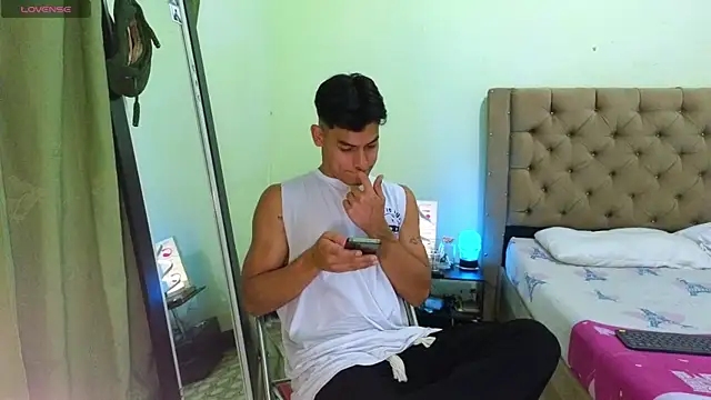 Snapshot of blorelopez chatting on February 5, 1:12 am blorelopez online show from February 5, 1:12 am