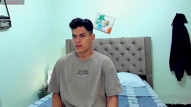 Snapshot of blorelopez chatting on February 13, 9:37 pm blorelopez online show from February 13, 9:37 pm